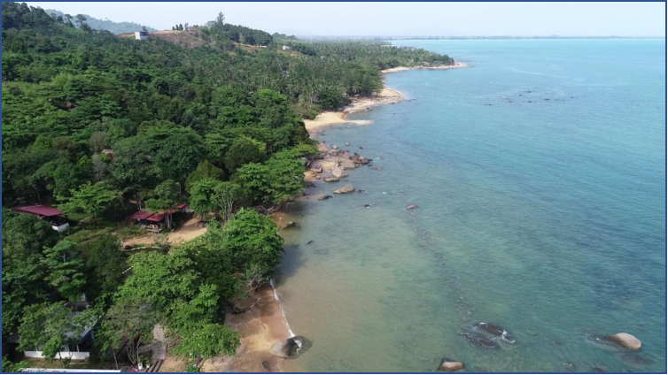 Singkapan Granit Pueh di Pantai Teluk Atong